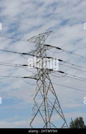 LARGE HIGH-VOLTAGE ELECTRICITY TRANSMISSION TOWER AND OVERHEAD POWER LINES, ADELAIDE, SOUTH AUSTRALIA. Stock Photo