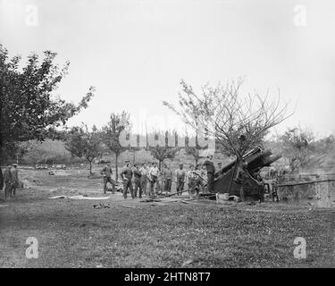 A 9.2 inch howitzer of the Royal Garrison Artillery in action. Just outside Albert during the Battle of the Somme. July 1916. Stock Photo