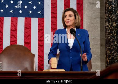 Washington, Vereinigte Staaten. 01st Mar, 2022. US House Speaker Nancy Pelosi (D-CA) gavels in prior to US President Joe Bidens State of the Union address to a Joint Session of Congress at the US Capitol in Washington, DC, March 1, 2022. Credit: Saul Loeb/Pool via CNP/dpa/Alamy Live News Stock Photo