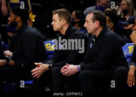 Pittsburgh, PA - MARCH 1: Duke Blue Devils coach Mike Krzyzewski sits  with associate head coach Jon Scheyer in a game against the Pittsburgh Panthers  on March 1, 2022, at the Petersen Events Center in Pittsburgh, Pennsylvania. (Photo by Brian Spurlock/Image of Sport) Stock Photo