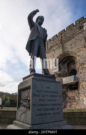 Statue of David Lloyd George in Castle Square, Caernarfon, Gwynedd, WalesCaermafon, Gwynedd, Wales Stock Photo