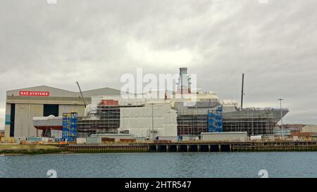 Glasgow, Scotland, UK  2nd March, 2022.Glasgow Harbour area cladding fiasco continues as the replacement of faulty cladding continues in the up market area beside the clyde that sees the construction of a fast food kfc HMS Glasgow, the Royal Navy’s first Type 26 frigate.. Credit Gerard Ferry/Alamy Live News Stock Photo