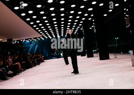 Paris, Frankreich. 01st Mar, 2022. SAINT LAURENT Fall/Winter 2022-23 Runway during Paris Fashion Week - Paris, France. 01/03/2022 Credit: dpa/Alamy Live News Stock Photo