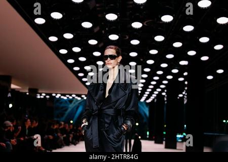 Paris, Frankreich. 01st Mar, 2022. SAINT LAURENT Fall/Winter 2022-23 Runway during Paris Fashion Week - Paris, France. 01/03/2022 Credit: dpa/Alamy Live News Stock Photo