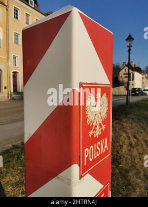 Symbolbild: Polengrenze, Polen,Grenzsäule, Grenze. Eine polnische Grenzsäule POLSKA mit polnischem ADLER,  in Zgorzelec ,Woiwodschaft Niederschlesien, Stock Photo