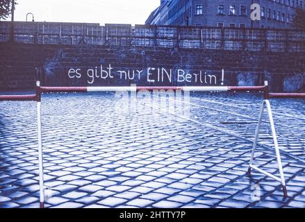 West Berlin 1962. 'There is only ONE Berlin!' painted on The Wall, Bernauer Strasse, separating East from West Berlin. Stock Photo