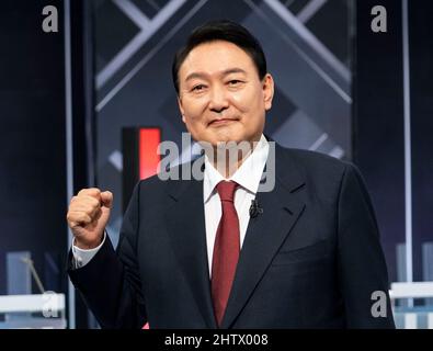 Seoul, South Korea. 2nd Mar, 2022. South Korean presidential candidate Yoon Suk-yeol of the People Power Party attends a televised debate for the upcoming March 9 presidential election in Seoul, South Korea, March 2, 2022. Credit: James Lee/Xinhua/Alamy Live News Stock Photo