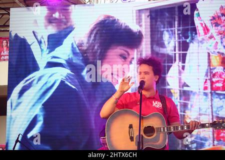 Singer and songwriter Juan Karlos Labajo performs during the Leni Robredo campaign rally in Cebu City, Philippines Stock Photo