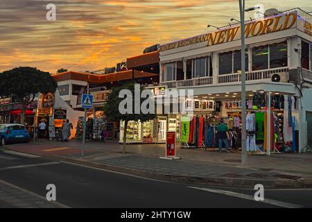 Shops and restaurants in the evening on the beach promenade, Avenida de las Playas, Puerto del Carmen, Lanzarote, Canary Islands, Spain Stock Photo