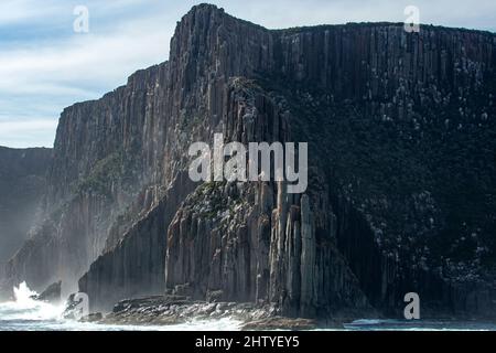 Dolerite Cliffs, Cape Raoul, Tasman Peninsula, Tasmania, Australia Stock Photo