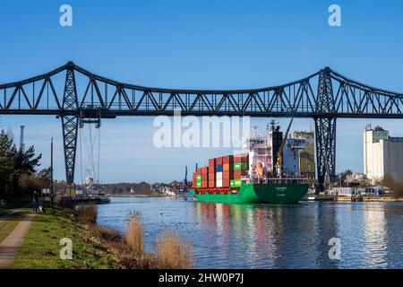 Der Containerfrachter Elbsummer passiert die Rendsburger Hochbrücke über den Kiel-Canal Stock Photo