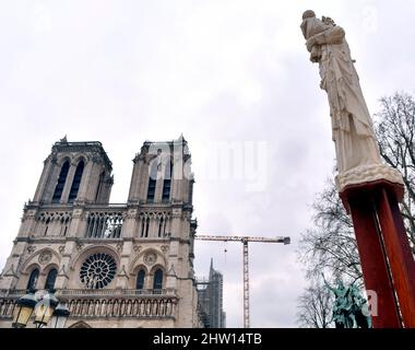 Paris, France. 03rd Mar, 2022. The largest bell in Notre-Dame de Paris cathedral, the 'Emmanuel' bell, rang at noon to call for peace in Europe, a week after the start of the Russian invasion of Ukraine. The bell rang for seven minutes, one minute for each day that has passed since the Russians invaded Ukraine. Paris, France on March 3, 2022. Photo by Karim Ait Adjedjou/Avenir Pictures/ABACAPRESS.COM Credit: Abaca Press/Alamy Live News Stock Photo