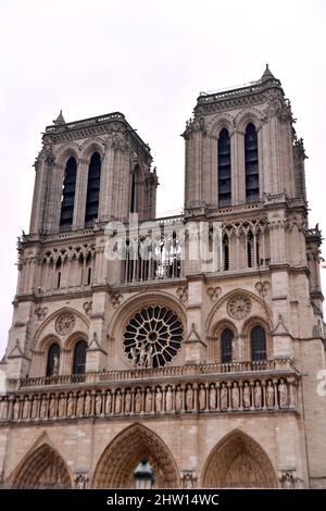 Paris, France. 03rd Mar, 2022. The largest bell in Notre-Dame de Paris cathedral, the 'Emmanuel' bell, rang at noon to call for peace in Europe, a week after the start of the Russian invasion of Ukraine. The bell rang for seven minutes, one minute for each day that has passed since the Russians invaded Ukraine. Paris, France on March 3, 2022. Photo by Karim Ait Adjedjou/Avenir Pictures/ABACAPRESS.COM Credit: Abaca Press/Alamy Live News Stock Photo