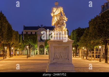 France, Pyrenees-Atlantiques, B?arn, Pau, night view of the facade of the Town Hall, with the statue of Henri IV in the foreground Stock Photo
