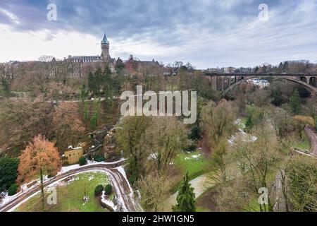 Luxembourg, Luxembourg City, elevated view on P?trusse gardens, the Adolphe bridge and the Bank Museum tower Stock Photo