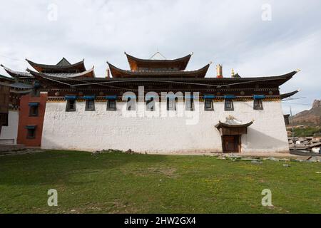 Temple buildings whilst the hip roof is being improved / main temple in Kerti or Kirti Gompa in Langmusi, on the Tibetan plain in China, PRC. Border of Sichuan and Gansu province, China. (125) Stock Photo