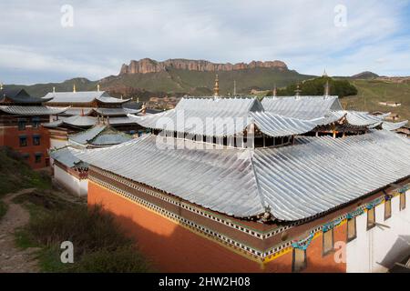 Temple buildings whilst the hip roof is being improved / main temple in Kerti or Kirti Gompa in Langmusi, on the Tibetan plain in China, PRC. Border of Sichuan and Gansu provinces, China. (125) Stock Photo