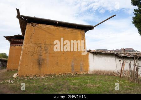 Temple buildings whilst the hip roof is being improved / main temple in Kerti or Kirti Gompa in Langmusi, on the Tibetan plain in China, PRC. Border of Sichuan and Gansu provinces, China. (125) Stock Photo