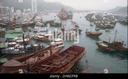 1980s, view across Aberdeen harbour, Hong Kong showing the variety of boats, including the famous chinese junks and in the middle of the harbour, the floating restaurants. Stock Photo