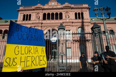 Ukrainians and Russians living in Argentina protested in front of the government house to ask for peace and against the Russian President Vladimir Putin in Buenos Aires, Argentina, on March 2, 2022. (Photo by Jaime Olivos/Pacific Press/Sipa USA)