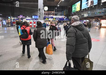 Munich, Germany. 03rd Mar, 2022. Four women and a man from Ukraine arrive at Munich Central Station. Credit: Felix Hörhager/dpa/Alamy Live News Stock Photo