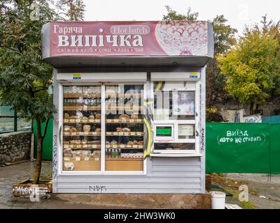 Small roadside bakery and food kiosk shop in the Andrew's Descent district in Kiev (Kyiv), capital city of Ukraine Stock Photo