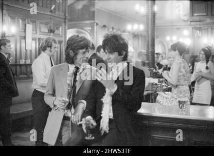 Keith Richards and Mick Jagger of The Rolling Stones. Friday 30th June 1967. Enjoy drinks in The Feathers Pub, off Fleet Street, London, after being freed from prison (Keith from Wormwood Scrubs, Mick from Brixton) on bail of £7,000 each, pending their appeals.  X6087.18a Stock Photo