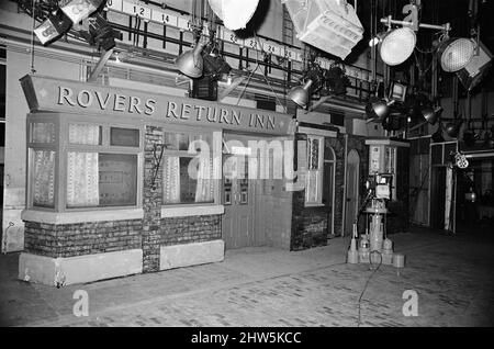 The cast of 'Coronation Street' on set. 16th April 1968. Stock Photo