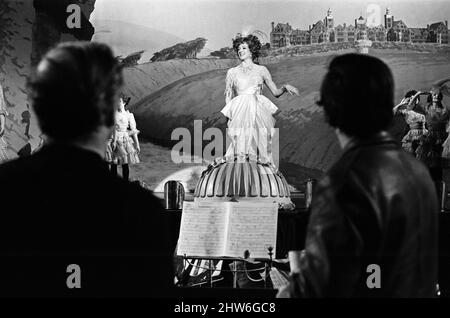 Maggie Smith during the filming of 'Oh! What a Lovely War', directed by Richard Attenborough (in his directorial debut). Maggie Smith plays a music hall star. March 1968. Stock Photo