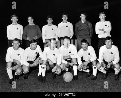 Derby County football club team. Back row left to right, Alan Durban, Les Green, Ron Webster, Roy MacFarland, Ritchie Barker, Alan Hinton. Front row Jim Walker, John O'Hare, John Robson, Dave Mackay, Willie Carlin, Kevin Hector. 10th October 1968. Stock Photo