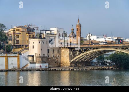 Brücke Puente de Isabel II über den Fluss Guadalquivir und die Capilla Virgen del Carmen, Sevilla, Andalusien, Spanien  |   Puente de Isabel II bridge Stock Photo