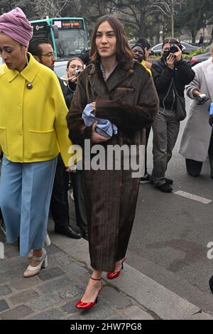 Alexa Chung attending the Louis Vuitton Womenswear Fall/Winter 2022/2023  show as part of Paris Fashion Week in Paris, France on March 07, 2022.  Photo by Aurore Marechal/ABACAPRESS.COM Stock Photo - Alamy