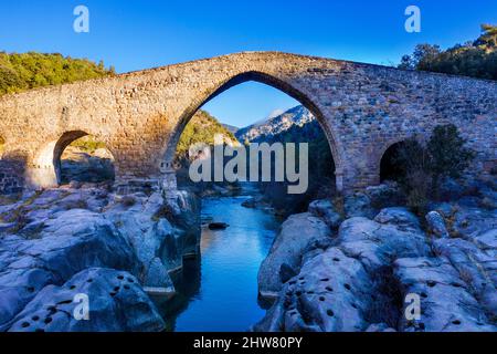 Medieval Pont de Pedret bridge and the Llobregat river near the Church of Saint Quirze of Pedret in Berga, Barcelona. Berguedà Catalonia Spain Pyrenee Stock Photo