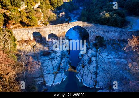 Medieval Pont de Pedret bridge and the Llobregat river near the Church of Saint Quirze of Pedret in Berga, Barcelona. Berguedà Catalonia Spain Pyrenee Stock Photo