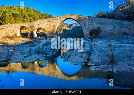 Medieval Pont de Pedret bridge and the Llobregat river near the Church of Saint Quirze of Pedret in Berga, Barcelona. Berguedà Catalonia Spain Pyrenee Stock Photo