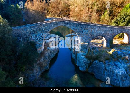 Medieval Pont de Pedret bridge and the Llobregat river near the Church of Saint Quirze of Pedret in Berga, Barcelona. Berguedà Catalonia Spain Pyrenee Stock Photo