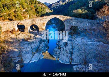 Medieval Pont de Pedret bridge and the Llobregat river near the Church of Saint Quirze of Pedret in Berga, Barcelona. Berguedà Catalonia Spain Pyrenee Stock Photo