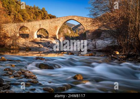 Medieval Pont de Pedret bridge and the Llobregat river near the Church of Saint Quirze of Pedret in Berga, Barcelona. Berguedà Catalonia Spain Pyrenee Stock Photo