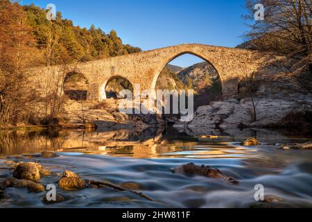 Medieval Pont de Pedret bridge and the Llobregat river near the Church of Saint Quirze of Pedret in Berga, Barcelona. Berguedà Catalonia Spain Pyrenee Stock Photo