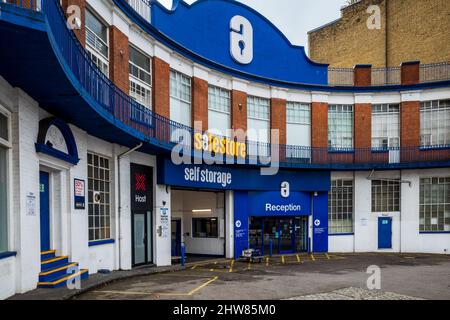 Safestore Self Storage facility in Islington London. Safestore London Kings Cross 79-89 Pentonville Rd, London. Safestore was founded in the UK 1998. Stock Photo