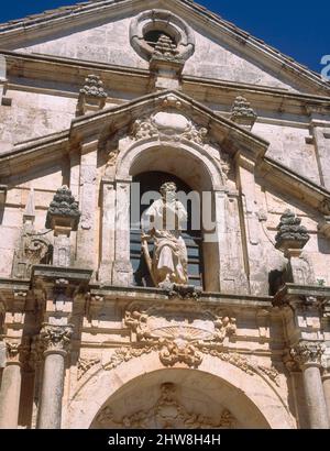 DETALLE DE LA PORTADA BARROCA - S XVIII - HORNACINA CON LA IMAGEN DEL SANTO. Author: CHURRIGUERA JOSE BENITO. Location: IGLESIA DE SAN FRANCISCO JAVIER. NUEVO BAZTAN. MADRID. SPAIN. Stock Photo