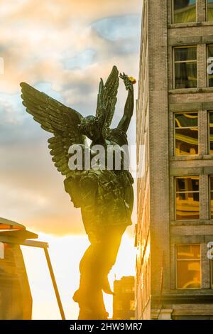 Downtown memorial statue to fallen soldiers, the 'Angel of Victory' ,  Vancouver, British Columbia, Canada Stock Photo