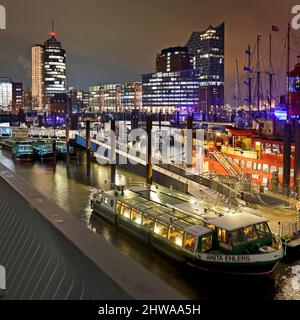 Boats at the City Sport Harbour at night with Elbphilharmonie and HafenCity in the background, Germany, Hamburg Stock Photo