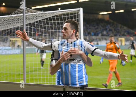 Munich, Germany. 04th Mar, 2022. Munich GRUENWALDER STADION. 4th Mar, 2022.  Richard NEUDECKER (TSV Munich 1860), action, duels versus Julian SCHWERMANN  (SC Verl). Football 3rd league, league 3, TSV Munich 1860 