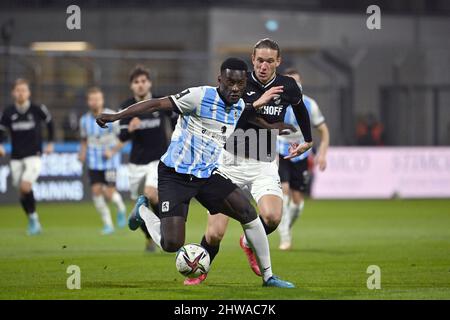 Munich, Germany. 04th Mar, 2022. Munich GRUENWALDER STADION. 4th Mar, 2022.  Richard NEUDECKER (TSV Munich 1860), action, duels versus Julian SCHWERMANN  (SC Verl). Football 3rd league, league 3, TSV Munich 1860 