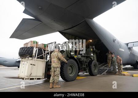 Ramstein Air Base, Germany. 4th Feb, 2022. U.S. Air Force Airmen assigned to the 86th Airlift Wing load supplies onto a C-130J Super Hercules aircraft at Ramstein Air Base, Germany, Feb. 4, 2022. A small element of 435th Contingency Response Group personnel have deployed to Poland, at their government's request, to prepare to assist humanitarian efforts resulting from a possible Russian incursion into Ukraine. Credit: U.S. Army/ZUMA Press Wire Service/ZUMAPRESS.com/Alamy Live News