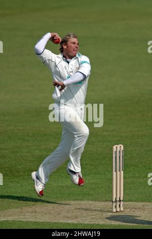 20 April 2005: Side-on view of Hampshire bowler Shane Warne bowling during day one of the Frizzell County Championship Division 1 match between Sussex and Hampshire played at Hove, Sussex. Photo: Glyn Kirk/Actionplus.050420 cricketer cricket player australian. Stock Photo