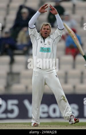 15 April 2005: Hampshire's Shane Warne shows frustration during the Division One Frizzell County Championship cricket match between Hampshire and Southampton played at The Rosebowl, Southampton. Photo: Glyn Kirk/Action Plus.050415 Stock Photo