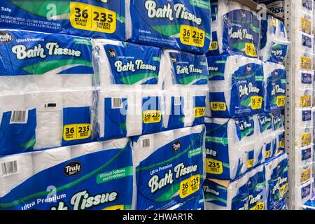 Fully stocked supply of bulk toilet paper at Sam's Club membership warehouse store in Snellville, Georgia. (USA) Stock Photo