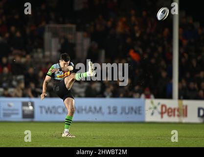 Twickenham, UK. 04th Mar, 2022. Premiership Rugby. Harlequins V Newcastle Falcons. The Stoop. Twickenham. Tommy Allan (Harlequins) kicks during the Harlequins V Newcastle Falcons Gallagher Premiership rugby match. Credit: Sport In Pictures/Alamy Live News Stock Photo